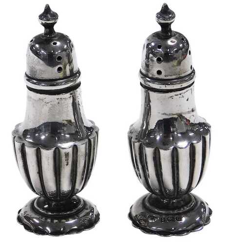 A pair of Edward VII silver pepperettes, of semi fluted form, Birmingham 1904, 0.88oz.