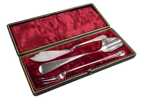A silver plated three piece cheese set, comprising a scoop, fork, and butter knife, cased.