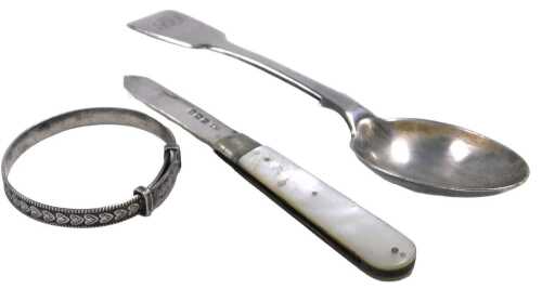 A Victorian silver Fiddle pattern teaspoon, London 1894, a silver child's bangle, 0.99oz, and a...