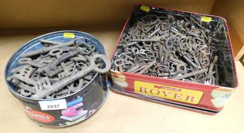 Various Victorian cast iron and cast metal keys, contained in two boxes.
