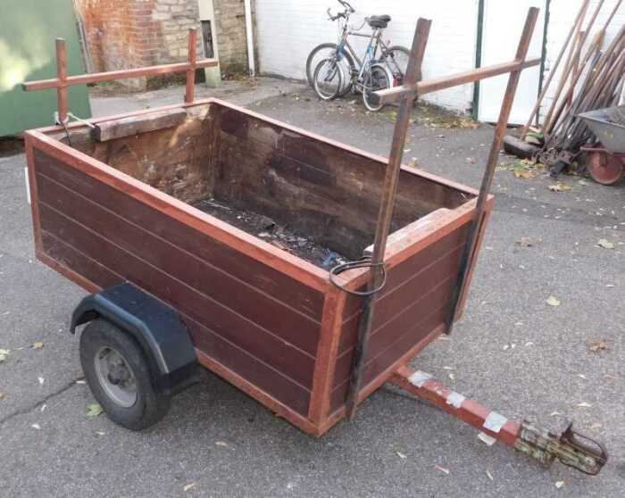 A single axle trailer, 139cm x 92cm.