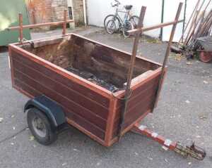 A single axle trailer, 139cm x 92cm.