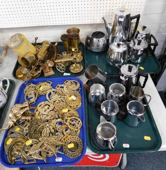 A quantity of brass, to include a propeller-shaped paperweight, cannon, horse brasses, and...