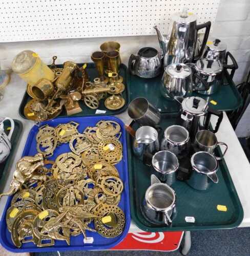 A quantity of brass, to include a propeller-shaped paperweight, cannon, horse brasses, and...