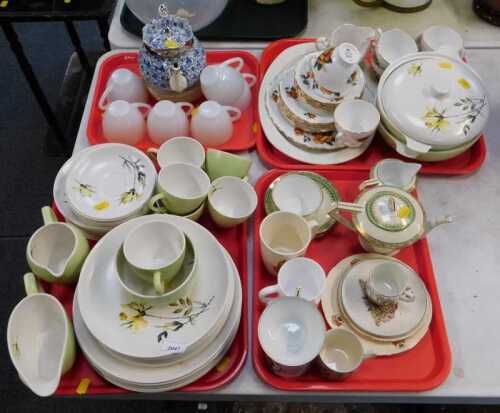 A Nelsonware Chartreuse pattern part dinner and tea service, other ceramics to include blue...