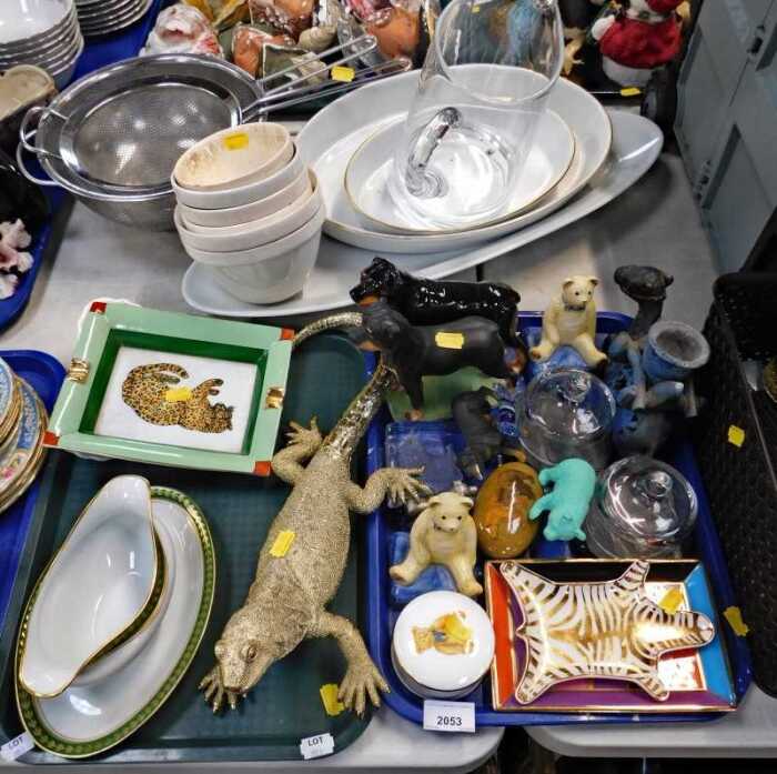 Miscellaneous items, to include a Kare Design lizard, a porcelain ashtray decorated with a...