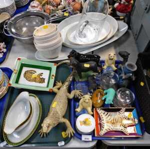 Miscellaneous items, to include a Kare Design lizard, a porcelain ashtray decorated with a...