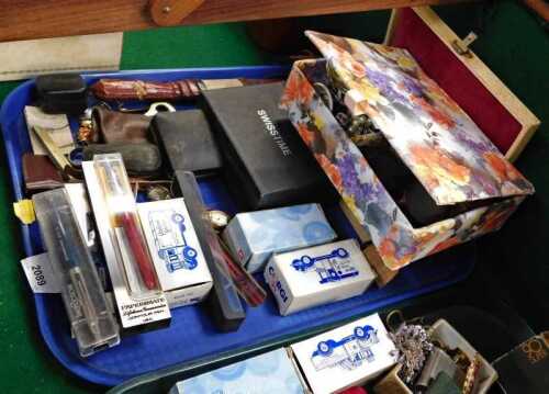 Miscellaneous items, to include penknife, costume jewellery, fountain pens, trinket box, etc. (1...
