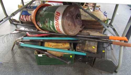 Various tools, to include garden tools, rake, garden edging, shears, hand tools, an Agri Castrol...