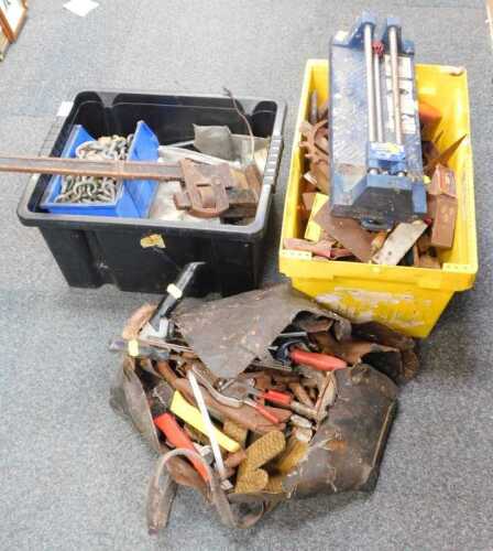 Hand tools, metal chain, tile cutter, etc. (a quantity)