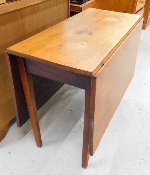 A 19thC mahogany drop leaf table, on square tapering legs.