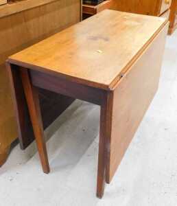 A 19thC mahogany drop leaf table, on square tapering legs.