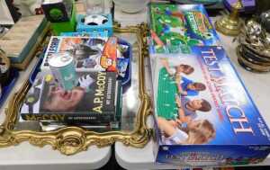Decorative mirror, various figures, plastic soldiers, Perfect Order and other games, Test Match...