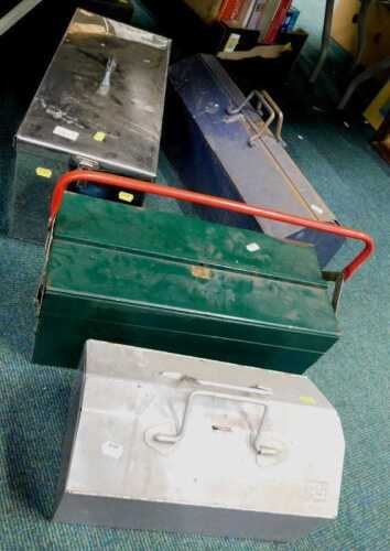 Various toolboxes, cantilever toolbox, etc. (contents under 1 table)