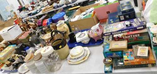 Ceramics, glassware, etc., Oriental vase, various books, Ripon Cathedral, various other guides,...