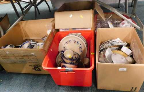 Various decorative china, glassware, pottery and effects, a part Denby style dinner service,...