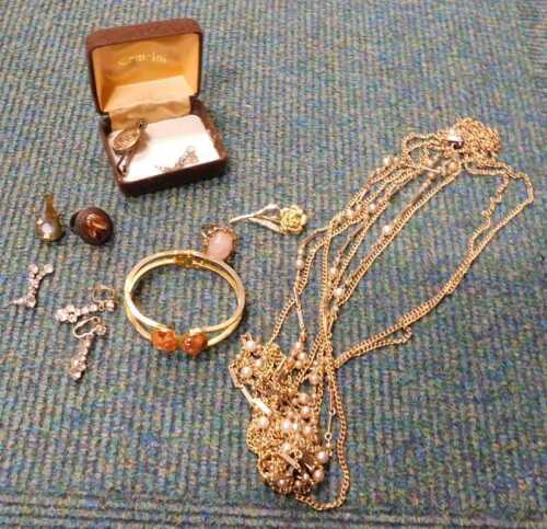 Various gold plated and other gold coloured jewellery, bangle, necklaces, faux pearls,...
