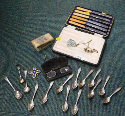 Various jewellery and effects, costume jewellery, pince nez with gold plated frame, various...