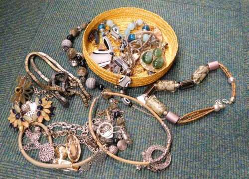 Various costume jewellery, necklaces, beads, etc. (1 basket)