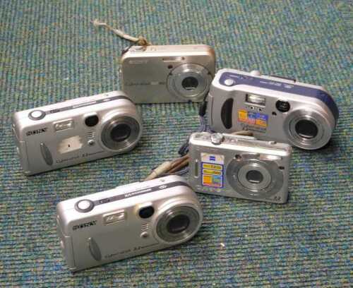 Various digital cameras, Sony and others, Cybershot 10.1 megapixels, etc. (1 bag)