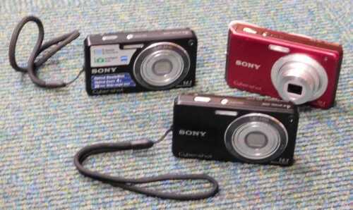 A Sony Cybershot 10.1 megapixel digital camera, in red trim, and two further Sony cameras. (3)