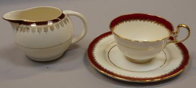 An Aynsley Guildhall pattern tea and dinner service