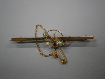 An Edwardian peridot and pearl bar brooch