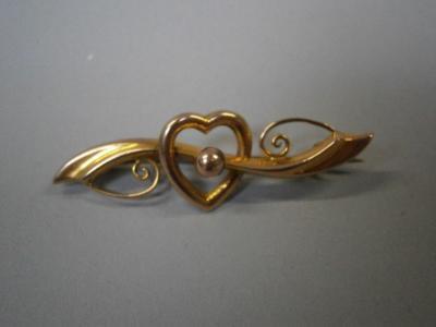 A heart and leaf bar brooch