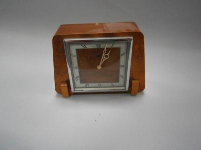 A Temco Art Deco electric mantel clock
