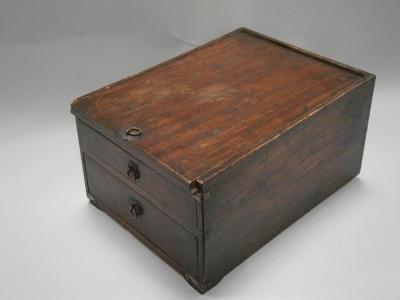 Boer war or WWI officers campaign shaving box with mirrors .