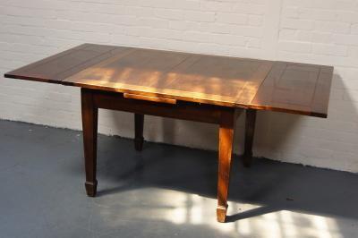 An Edwardian mahogany drawleaf dining table