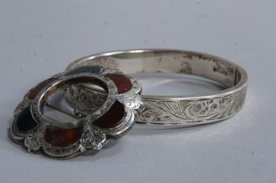 A silver hinged bangle