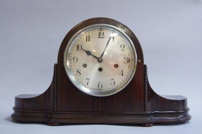 A 1920s mahogany Napoleon hat mantel clock