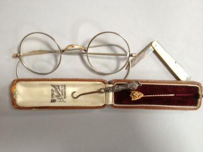 A 9ct gold stick pin