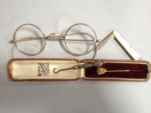 A 9ct gold stick pin
