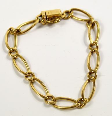 An 18ct gold oval and curb link bracelet