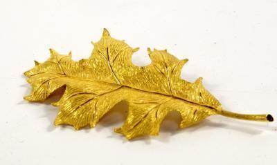 An oakleaf brooch