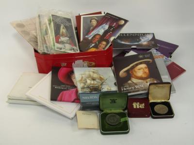 A quantity of commemorative crowns
