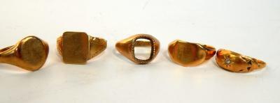 An 18ct gold shield stamped signet ring