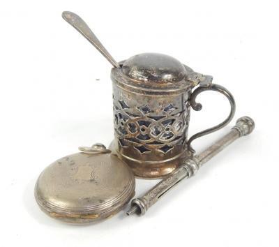 A Victorian silver mustard pot, with pierced decoration, blue glass liner, Birmingham 1900, plated propelling pencil and a white metal gentleman's hunter&nbsp;cased pocket watch, (3).