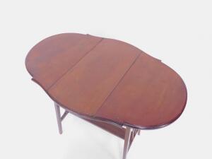 An Edwardian mahogany drop leaf occasional table - 2