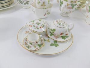 A Wedgwood porcelain part tea service decorated in the Wild Strawberry pattern - 4