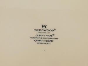 A Wedgwood Queen's ware cheese bell and stand - 3