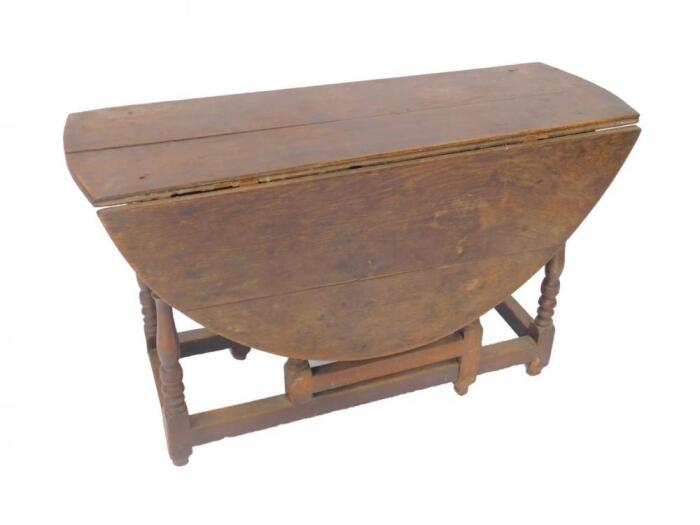 An 18thC drop leaf gate leg dining table
