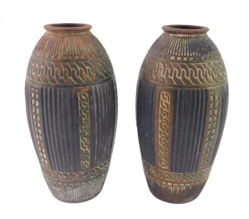 A pair of Bretby pottery early 20thC Clanta vases