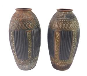 A pair of Bretby pottery early 20thC Clanta vases