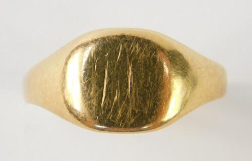 A lady's 18ct gold signet ring