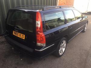 A Volvo V70 D5 SE Estate - 4