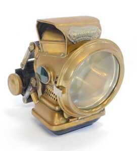 A Joseph Lucas Ltd Birmingham Silver King brass cased bicycle lamp, with two faceted glass inset... - 3