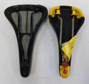 An Eddy Merckx Selle Italia Trimatic saddle and a Velo plush saddle. (2) - 5